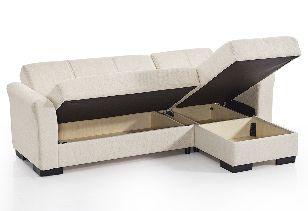 Απεικονίζεται ο γωνιακός καναπές-κρεβάτι ανασηκωμένος, ώστε να αναδεικνύεται ο αποθηκευτικός του χώρος..